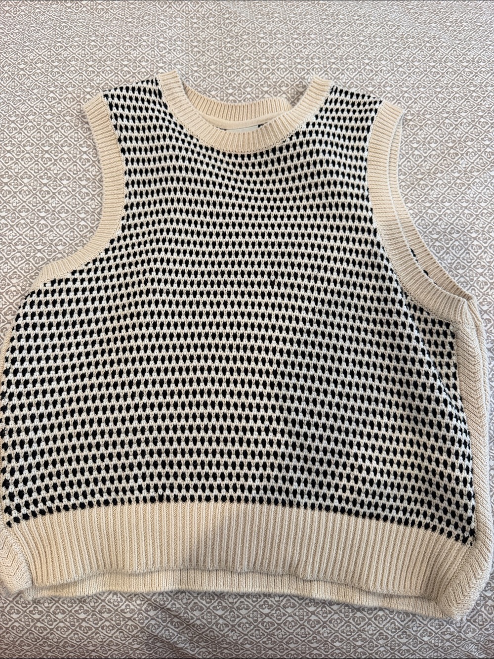 Varley Cream and Black Knit V-Neck Sweater Vest
